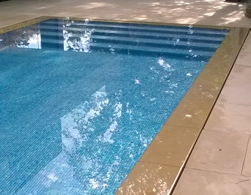 PISCINA DESBORDANTE CON REBOSADERO OCULTO
